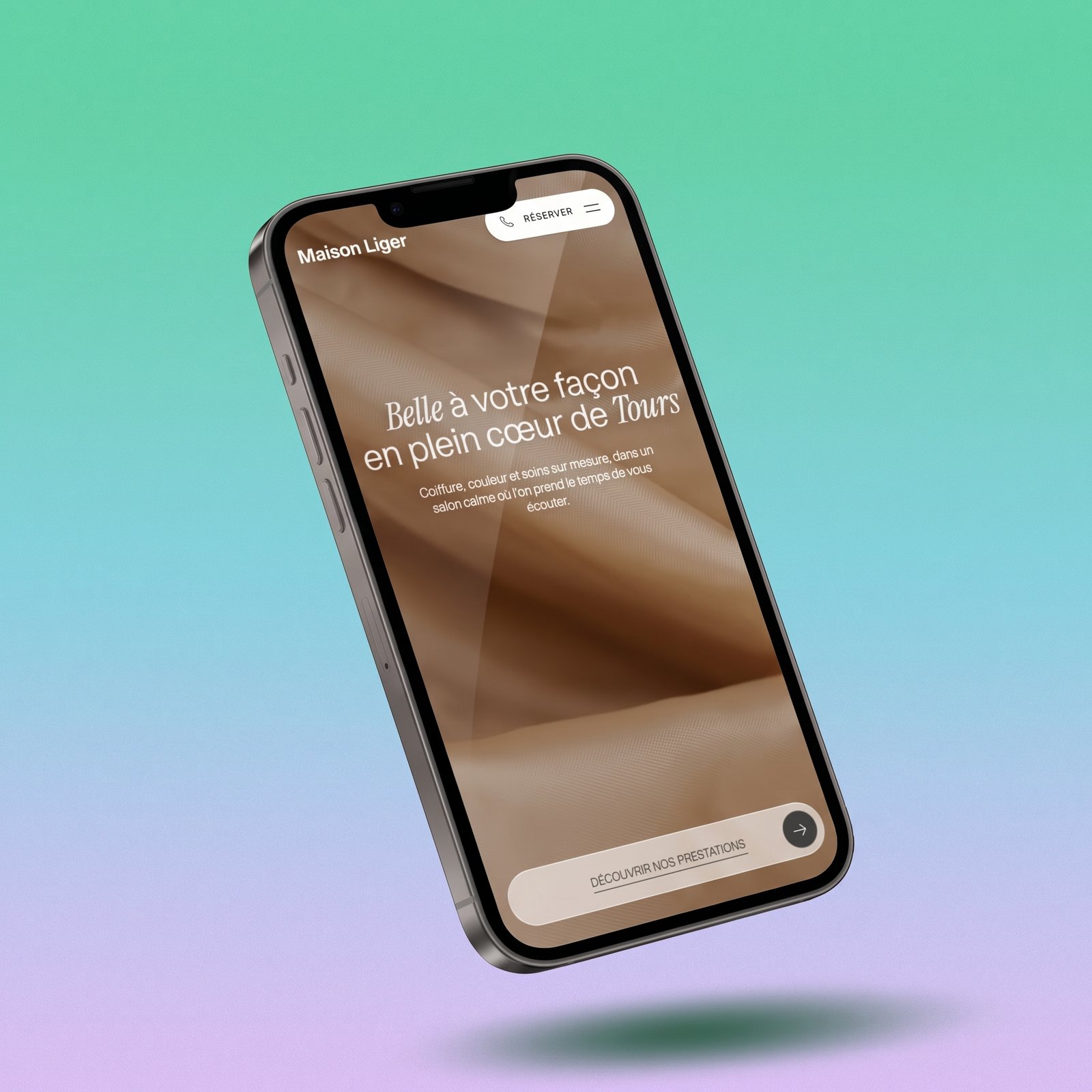 Site Maison Liger, salon de beauté à Tours, affiché sur un smartphone