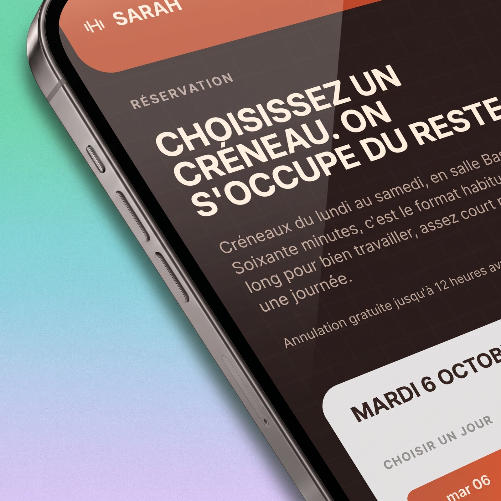 Site Sarah Coaching affiché sur un smartphone, écran de réservation